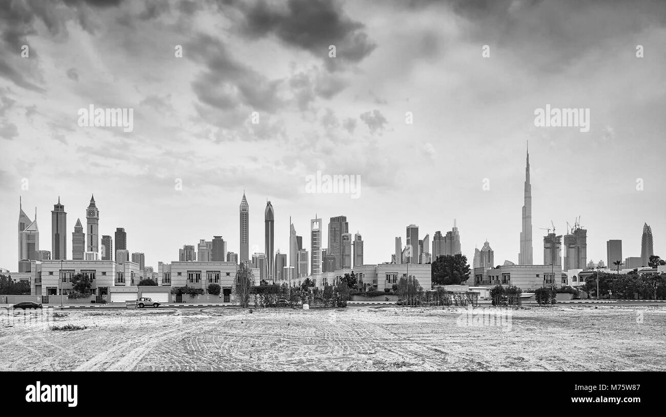 Schwarz und Weiß - Panorama der Skyline von Dubai, Vereinigte Arabische Emirate. Stockfoto