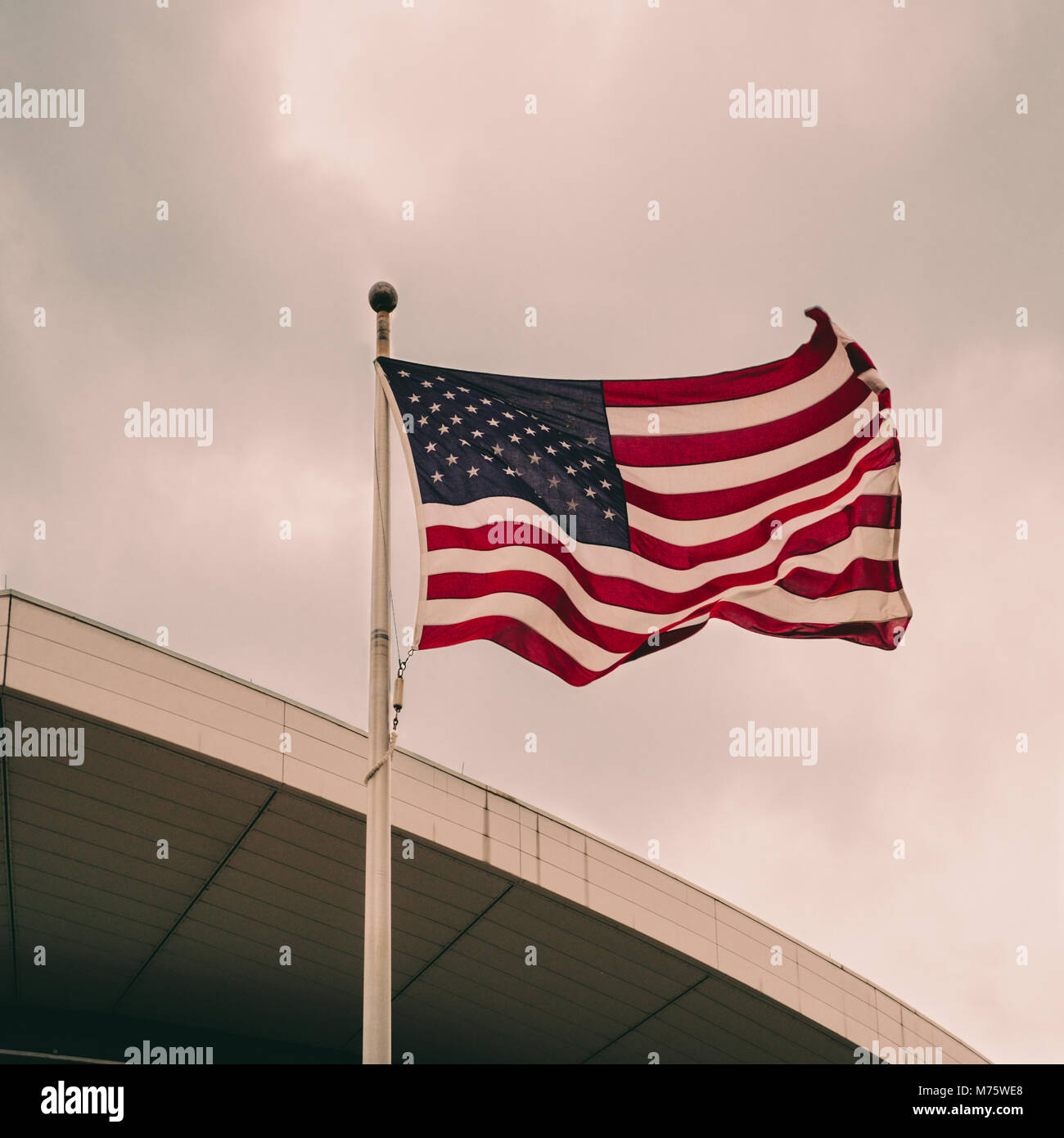 Die amerikanische Flagge gegen einen bewölkten Himmel Stockfoto