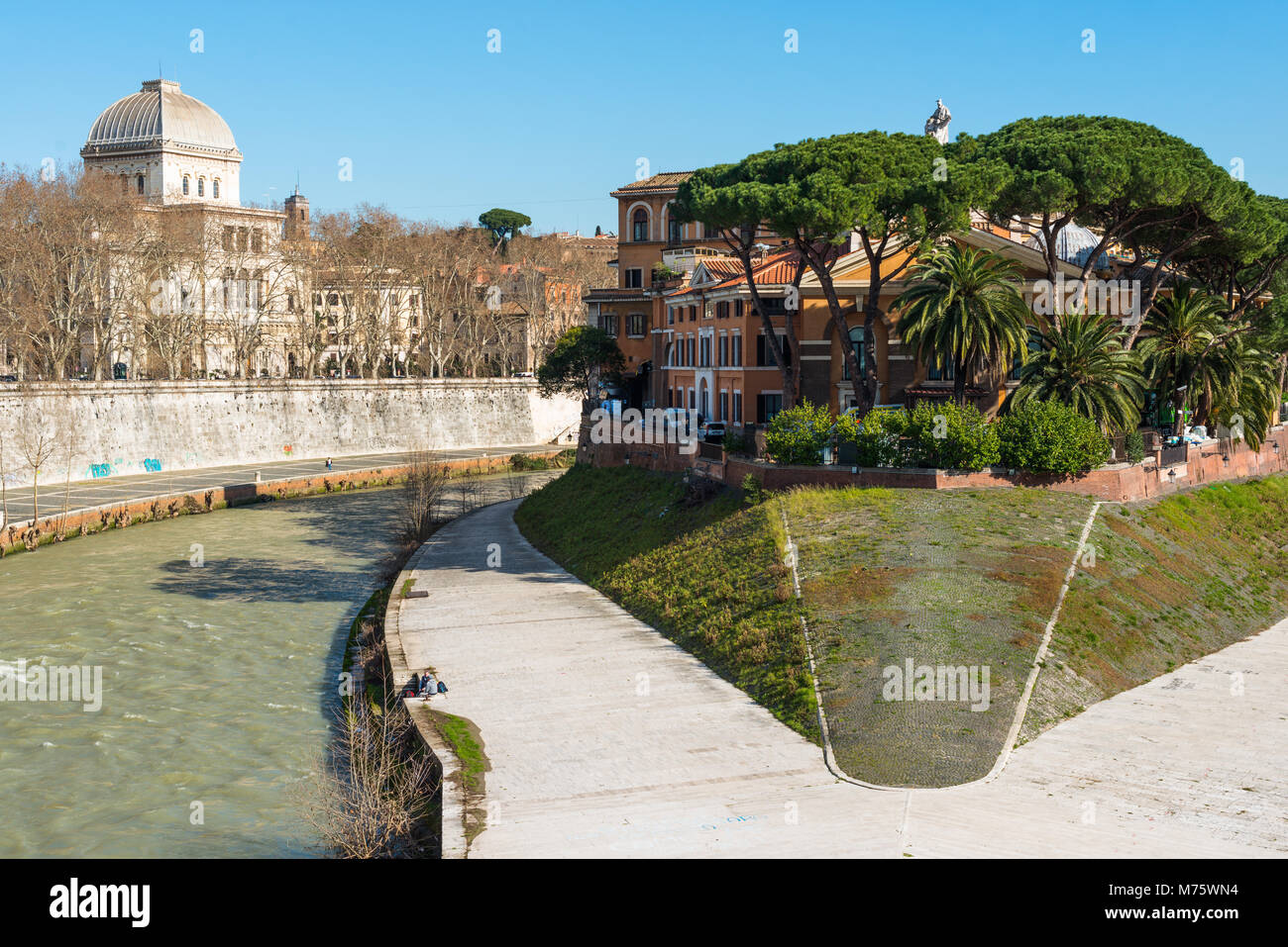In der Mitte des Tiber in Rom ist die kleine Insel Isola Tiberina. Repubblica Krankenhaus auf der westlichen Seite. Synagoge auf der linken Seite. Latium, Italien. Stockfoto