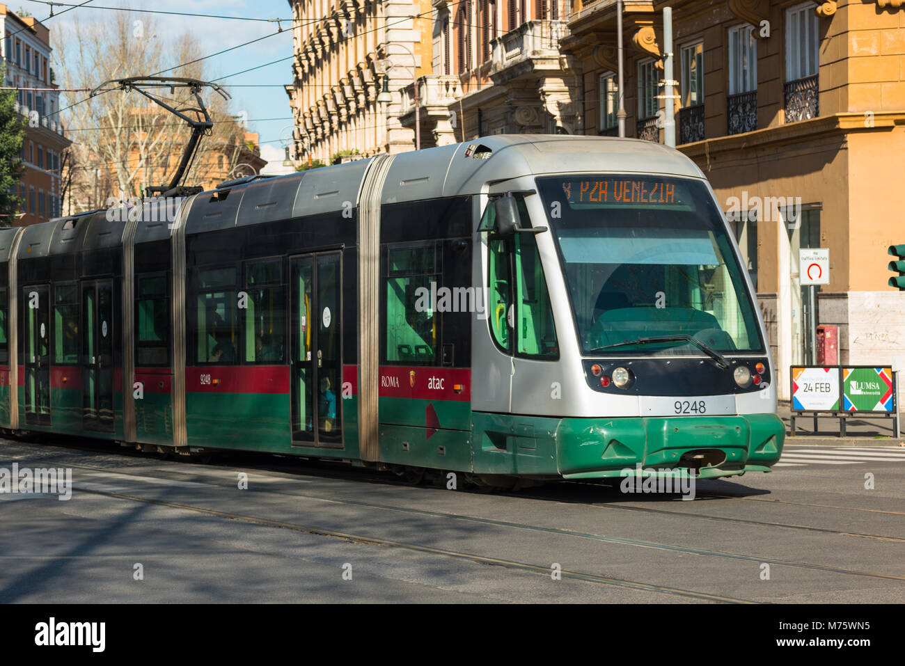 Moderne Straßenbahn im jüdischen Viertel von Rom, Latium, Italien gesehen. Stockfoto