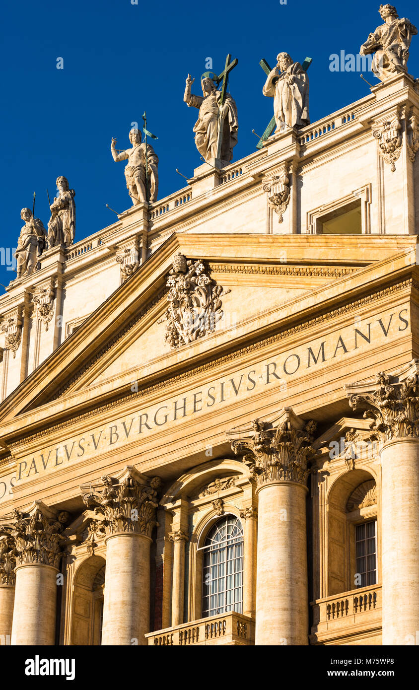 St. Peter's Cathedral Kuppel und religiöse Statuen auf dem Petersplatz Vatikan, Rom, Latium, Italien. Stockfoto