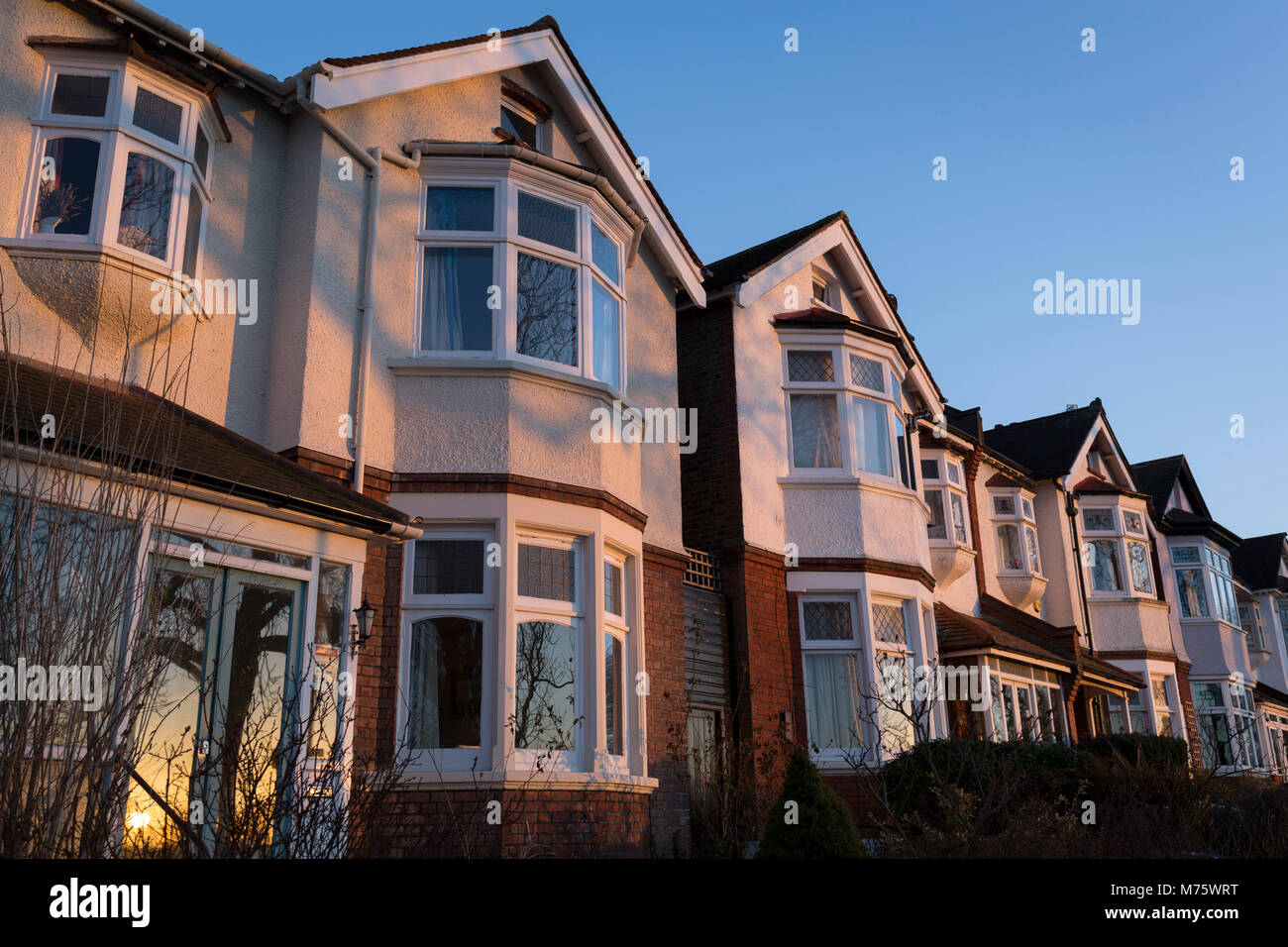 Halb-freistehende Edwardian Periode Häuser in der warmen Abendsonne, am 7. März 2018, im Londoner Stadtteil Lambeth. Stockfoto