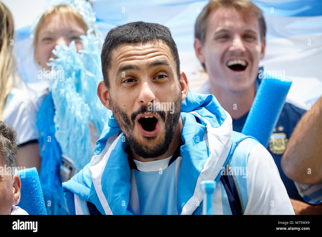 Argentinische Fußball-Fans im Match Stockfoto