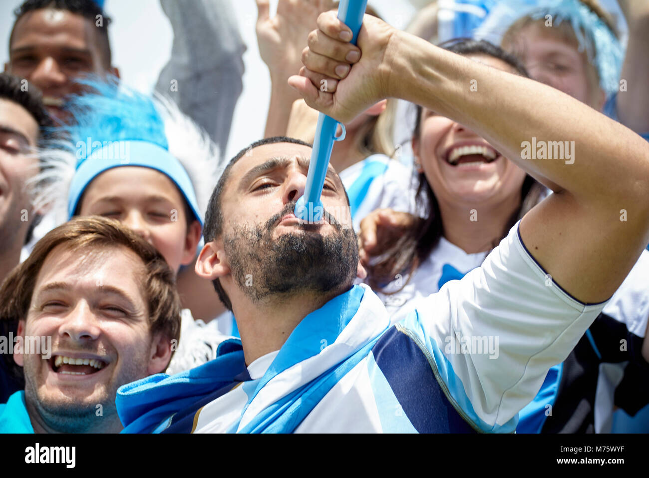 Argentinischen Fußball spielen vuvuzela Bei match Stockfoto