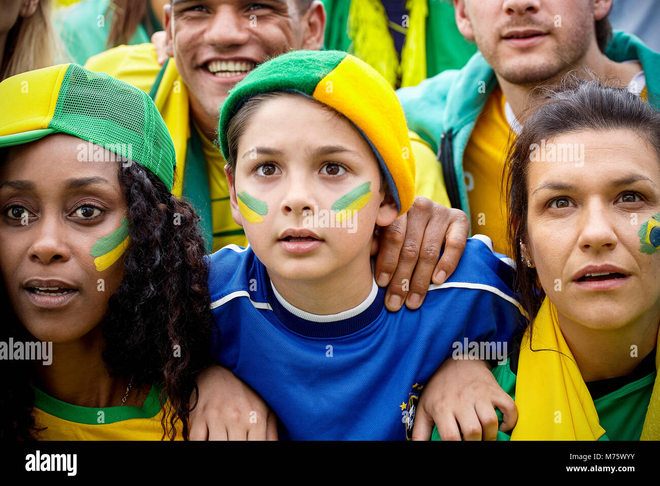 Brasilianische Fußballfans aufmerksam beobachten überein Stockfoto