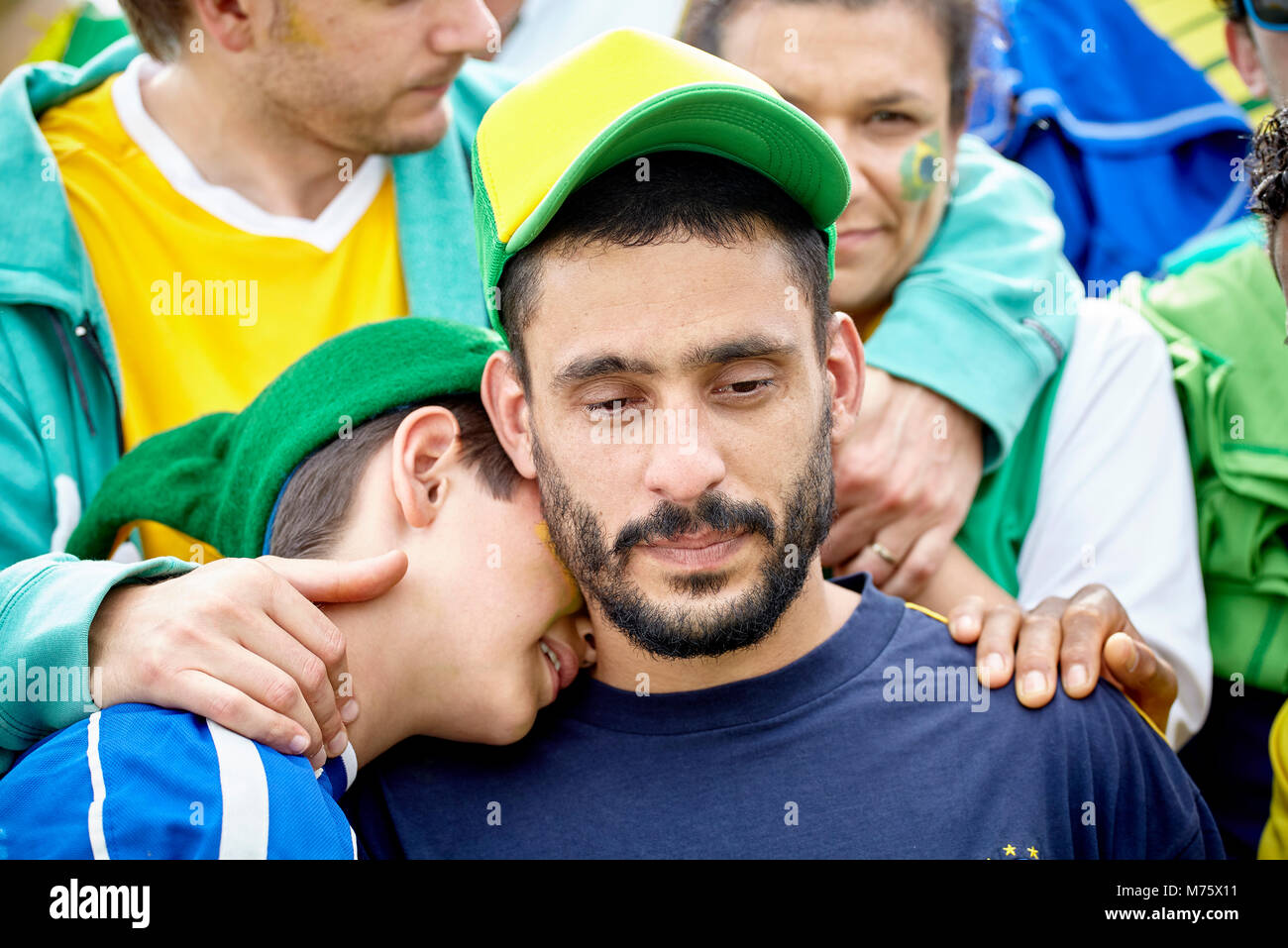 Brasilianischen Fußball-Fans trösten sich gegenseitig bei Match Stockfoto