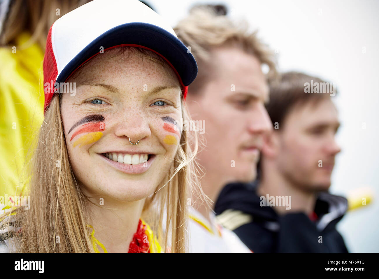Deutsche Fußball-Anhänger am gleichen lächelnden, Porträt Stockfoto