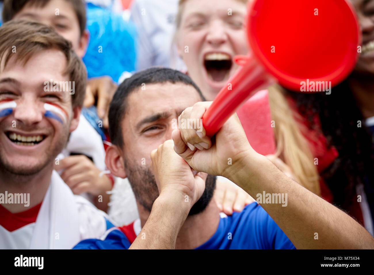 Französische Fußball-Anhänger spielen vuvuzela Bei match Stockfoto