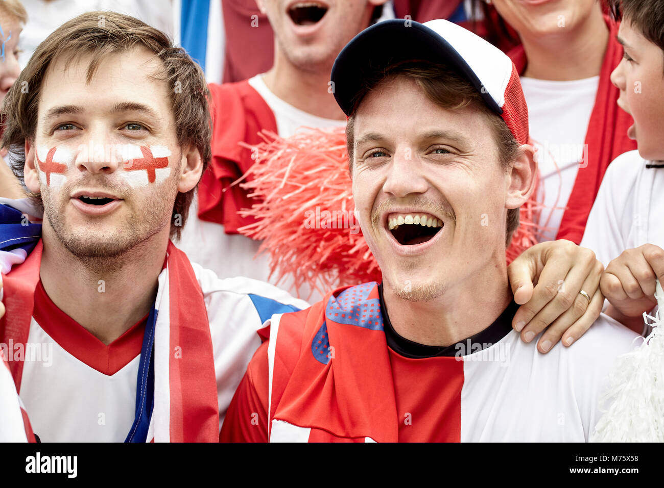Britische Fußballfans zusammen genießen überein Stockfoto