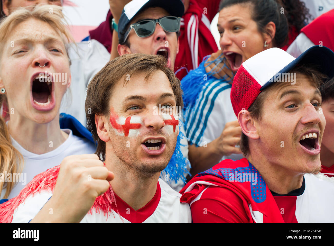Fußballfans bei Match schreien Stockfoto