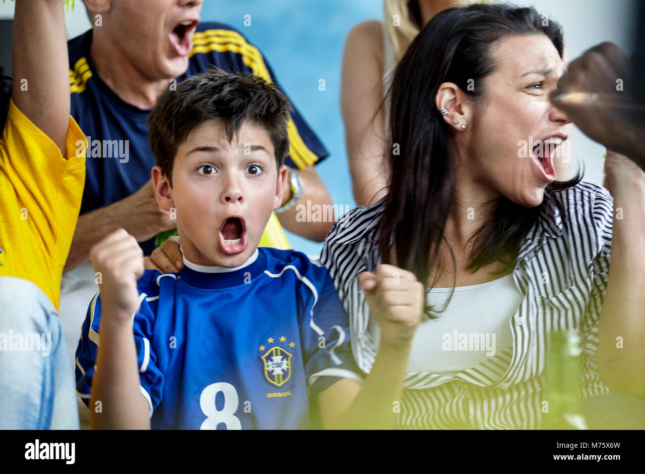 Brasilianischen Fußball-Fans Sieg zu Hause feiern. Stockfoto