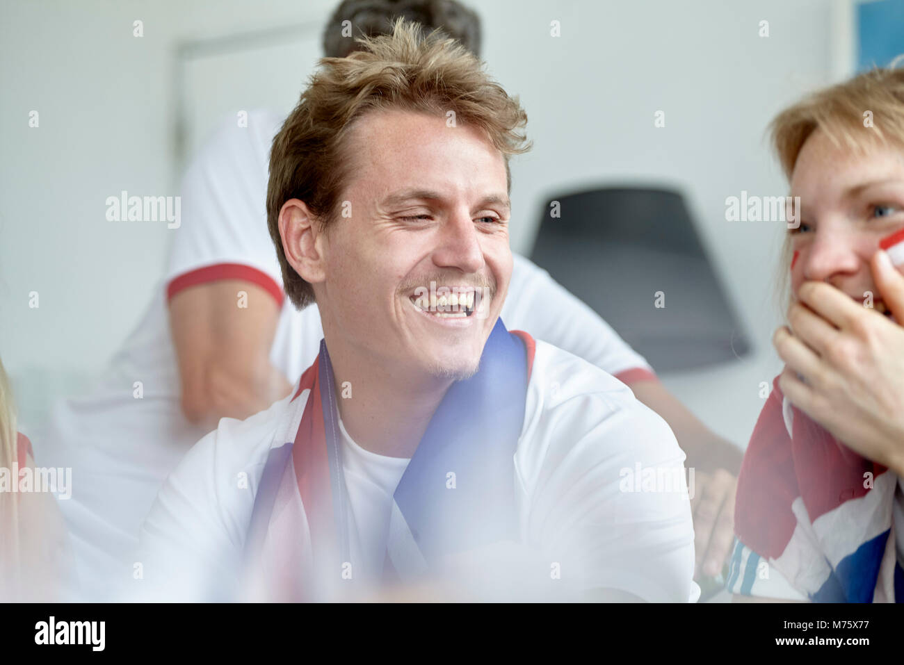 Sportenthusiasten Lachen mit Freund Stockfoto