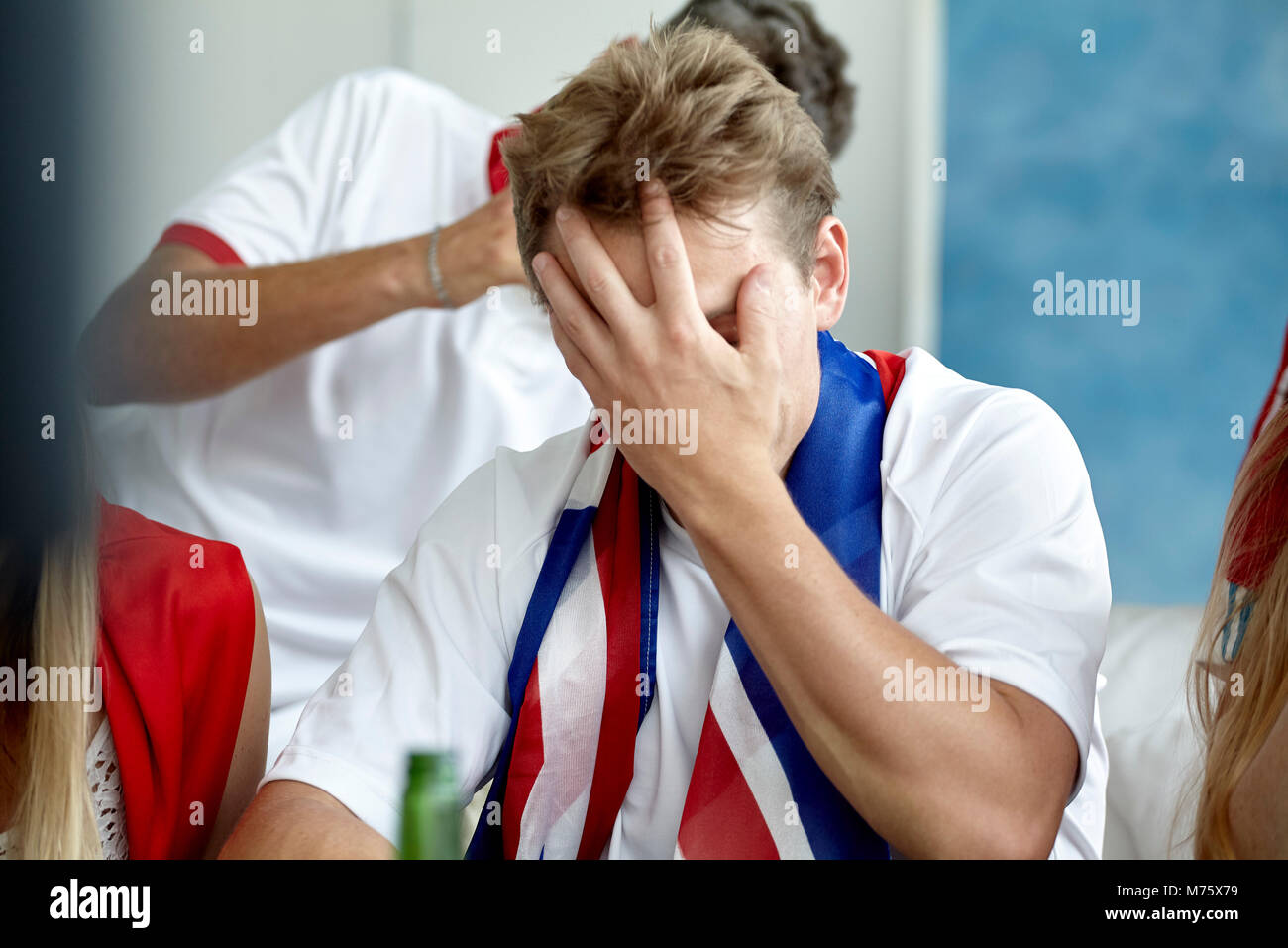 Britische Fußball-Fan das Gesicht mit der Hand während sie übereinstimmen Stockfoto