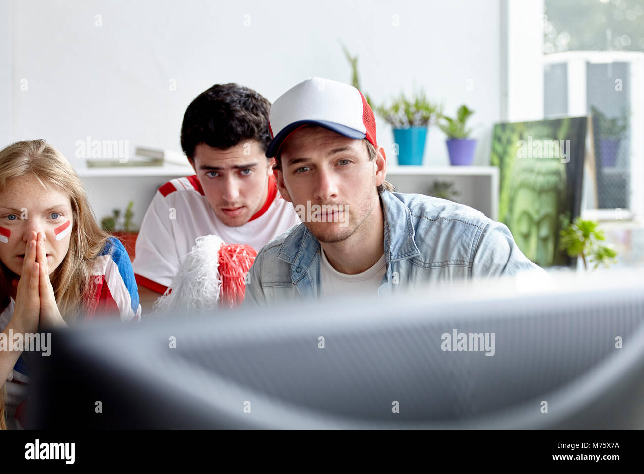 Sportbegeisterte beobachten Match auf TV zu Hause Stockfoto