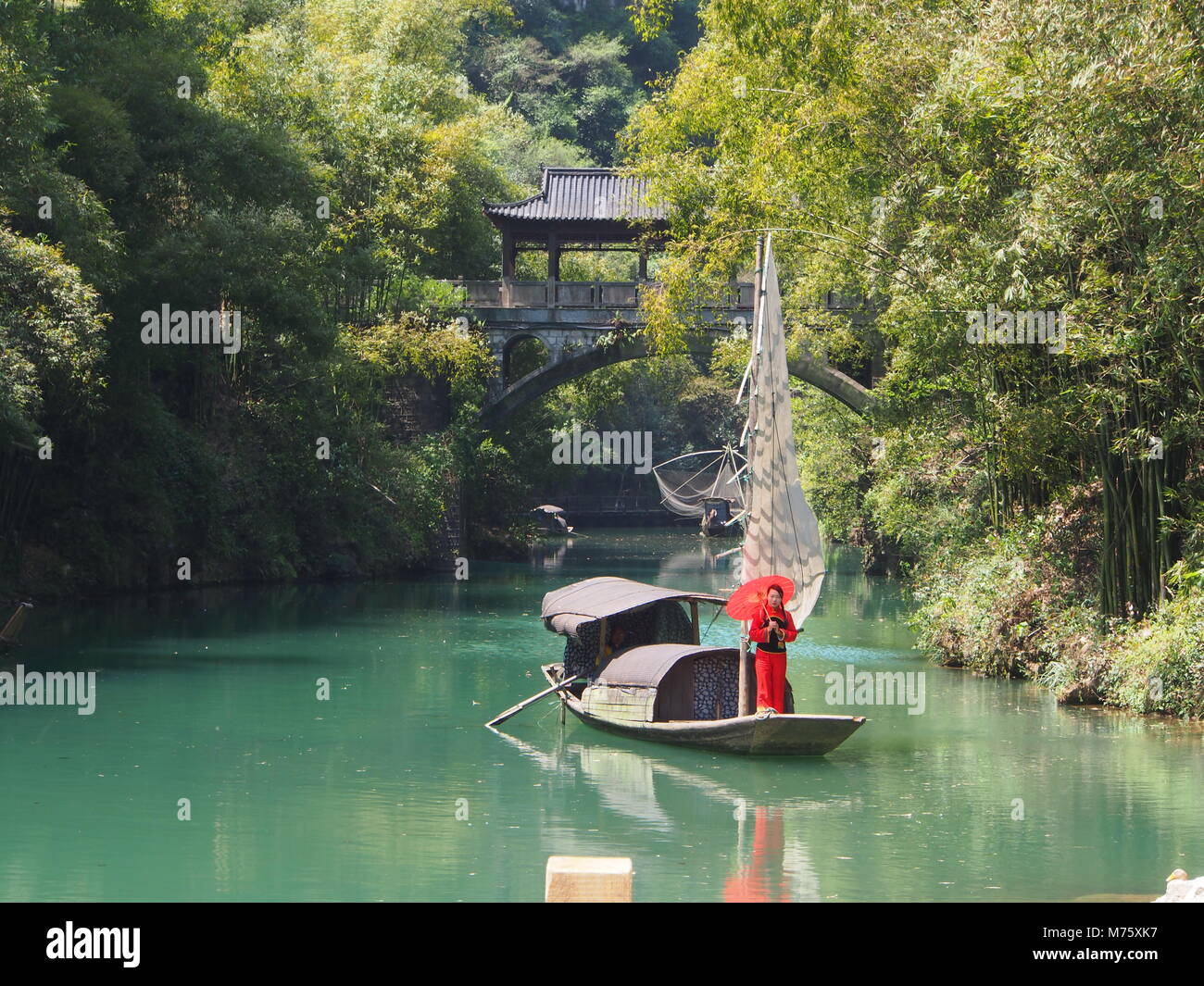 Der Fluss Kreuzfahrt zum Drei-Schluchten-Damm und besuchen Sie das kleine Dorf. Reisen in Yichang, Provinz Hubei, China in 2014, 11.April. Stockfoto