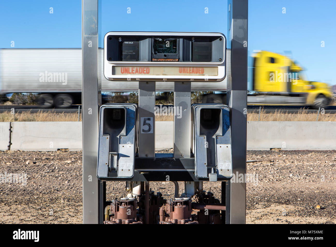 Verfallenes Benzin/Gas pumpen Twin Arrows, Arizona. Stockfoto