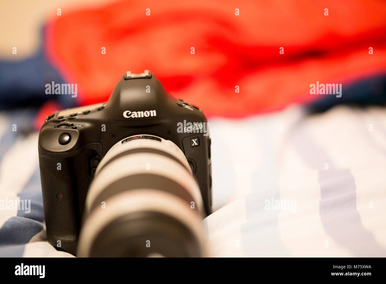 Canon 1 DX Kamera Gehäuse mit weißer Linse angebracht. Digitale Fotografie ist die Kunst, die von Fotos für alle zugänglich. Stockfoto