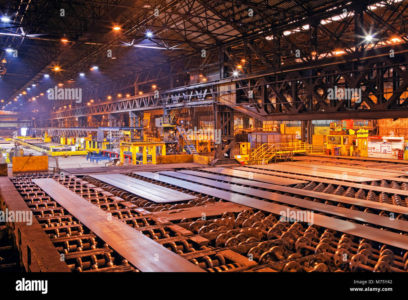 Das Innere eines Gebäudes in der Stahlindustrie in Großbritannien verwendet Stockfoto