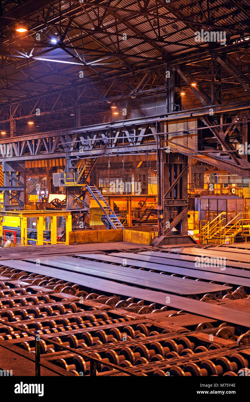 Das Innere eines Gebäudes in der Stahlindustrie in Großbritannien verwendet Stockfoto