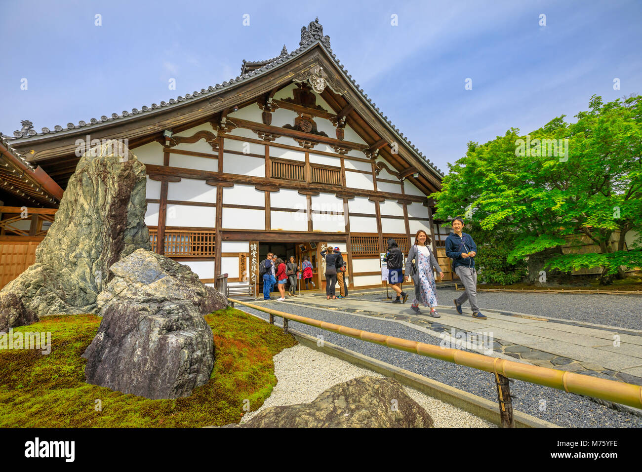 Kyoto, Japan - 27. April 2017: Menschen und Touristen besuchen die Kuri Gebäude oder Tempel Wohnbereich, einem der wichtigsten Gebäude des Zen Tempel Tenryu-ji in Arashiyama, Kyoto, Japan. Die zum UNESCO-Weltkulturerbe zählt. Stockfoto