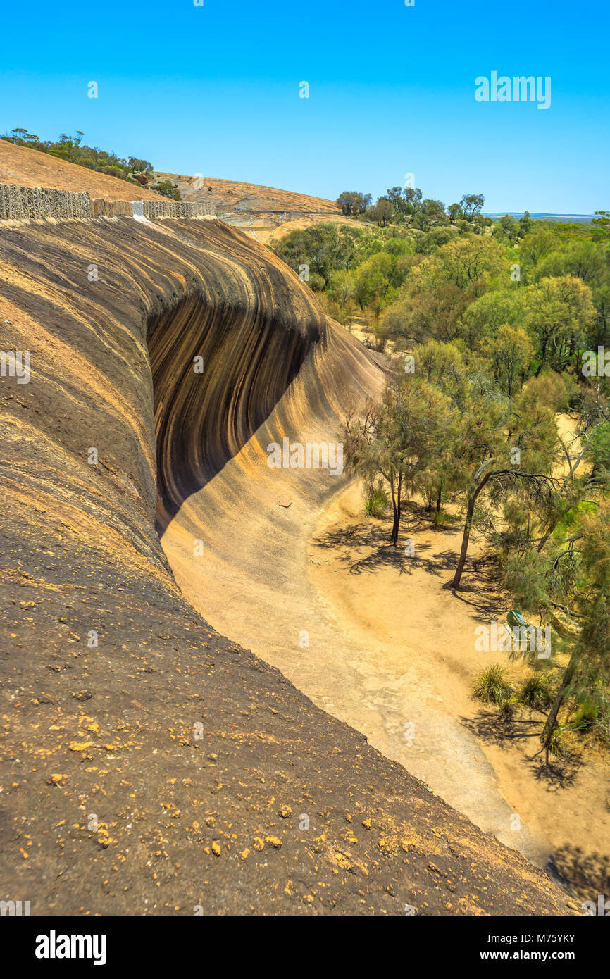 Luftbild von der Oberseite des berühmten Ort der Wave Rock, australische Outback, in der Nähe von Hyden, Western Australia. Die natürliche Felsformation ist wie ein hoher Ocean Wave in Hyden Wildlife Park geprägt. Vertikale erschossen. Stockfoto