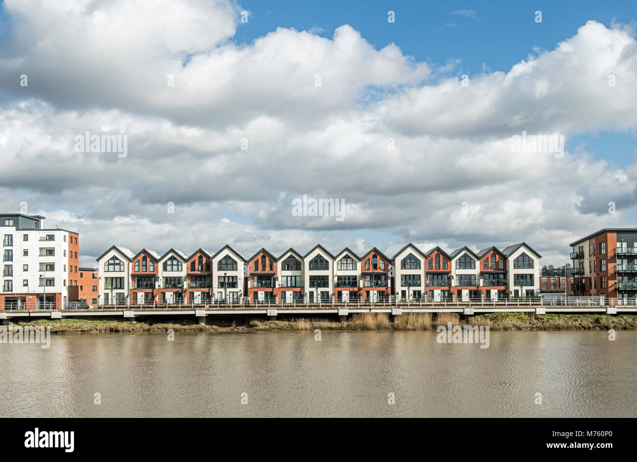 Moderne urbane Gehäuse auf dem Ostufer des Flusses Usk, Newport, South Wales Stockfoto