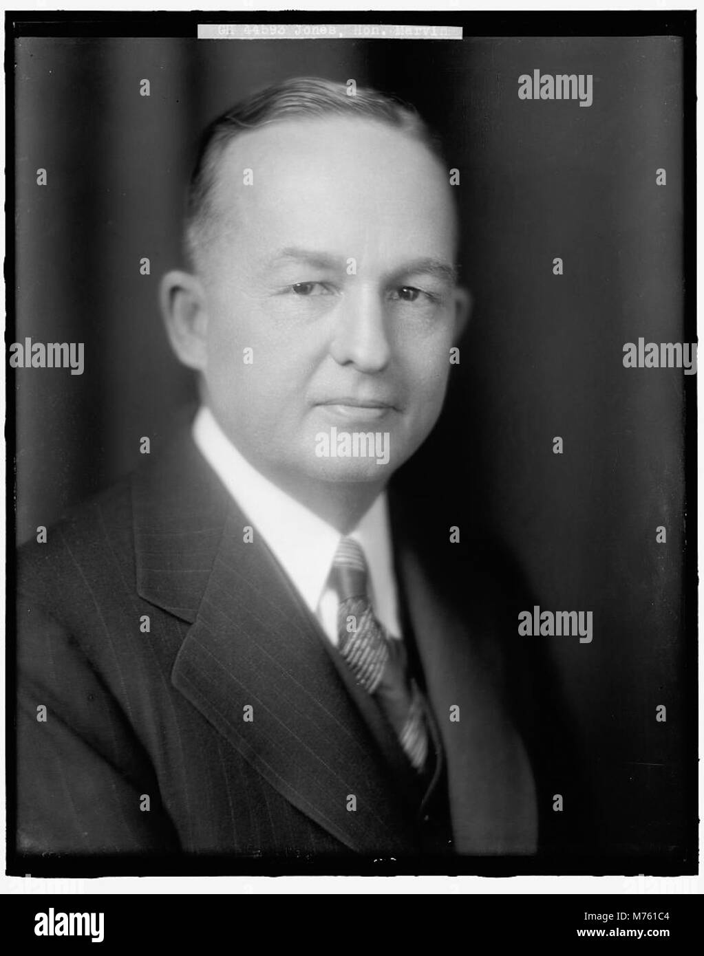 Dieses Bild repräsentiert den ehrenwerten Marvin Jones, einen angesehenen Persönlichen, der ein politisches Amt innehatte und zur amerikanischen Regierungsführung beitrug. Das Foto zeigt sein formales Bild als eine Figur der Autorität und Führung. Stockfoto