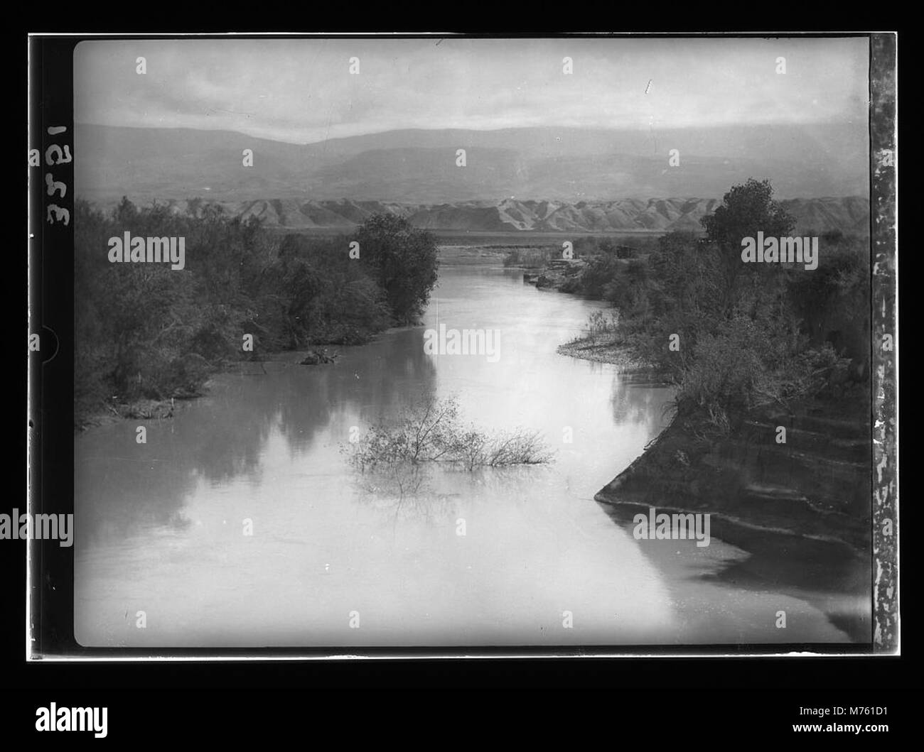 Der Jordan River, der unterhalb von Sheik Hussein fließt, durchschneidet eine natürliche Depression in der Landschaft und ist ein wichtiges geographisches Merkmal in der Region, sowohl historisch als auch in der Gegenwart. Stockfoto