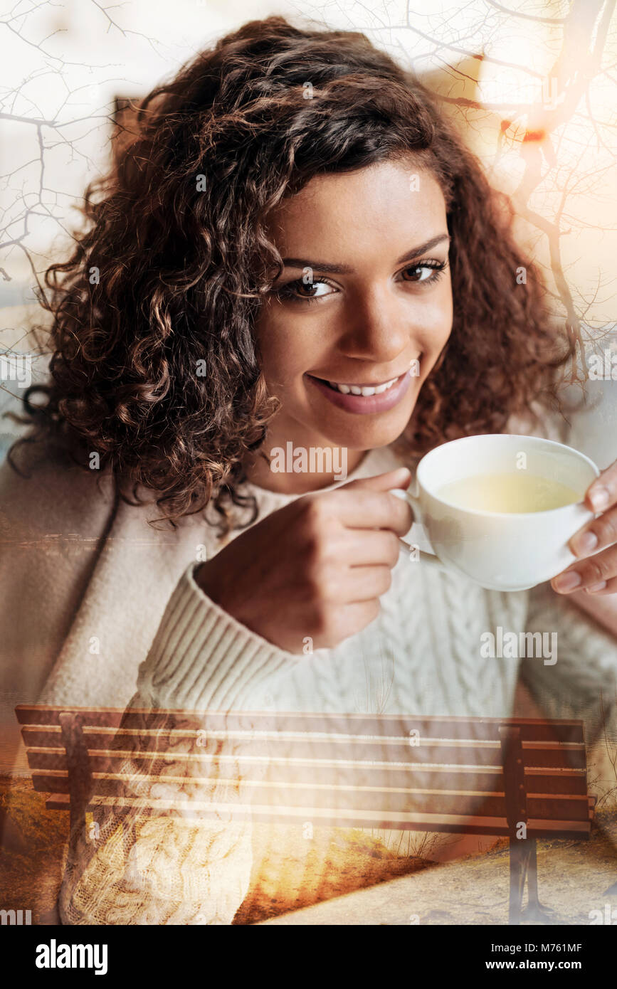 Schöne junge Frau fröhlich lächelnd, während Ihr Kaffee trinken Stockfoto
