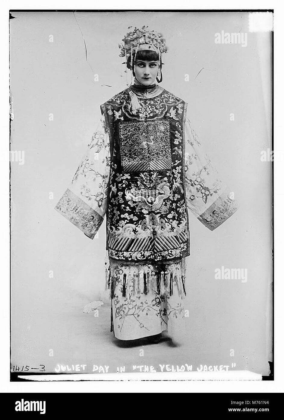 Eine Szene aus der Vorstellung von „The Yellow Jacket“, in der Juliet Day in ihrer Rolle die Theaterproduktion und ihren historischen Kontext zeigt. Stockfoto