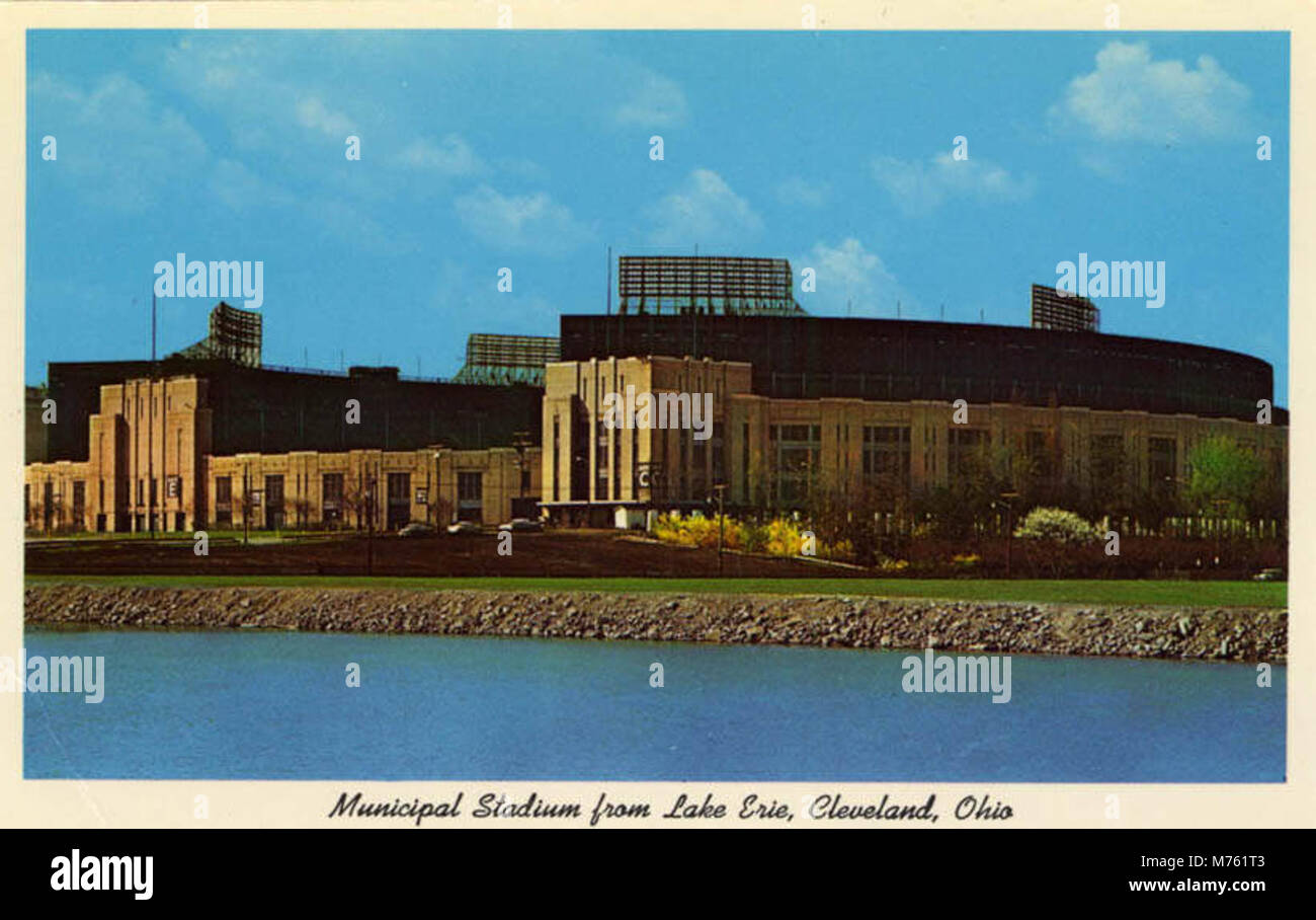 Fernsicht auf das Cleveland Municipal Stadium vom Lake Erie aus, mit Blick auf die Lage am Wasser und das großformatige Design von Sportstätten. Stockfoto