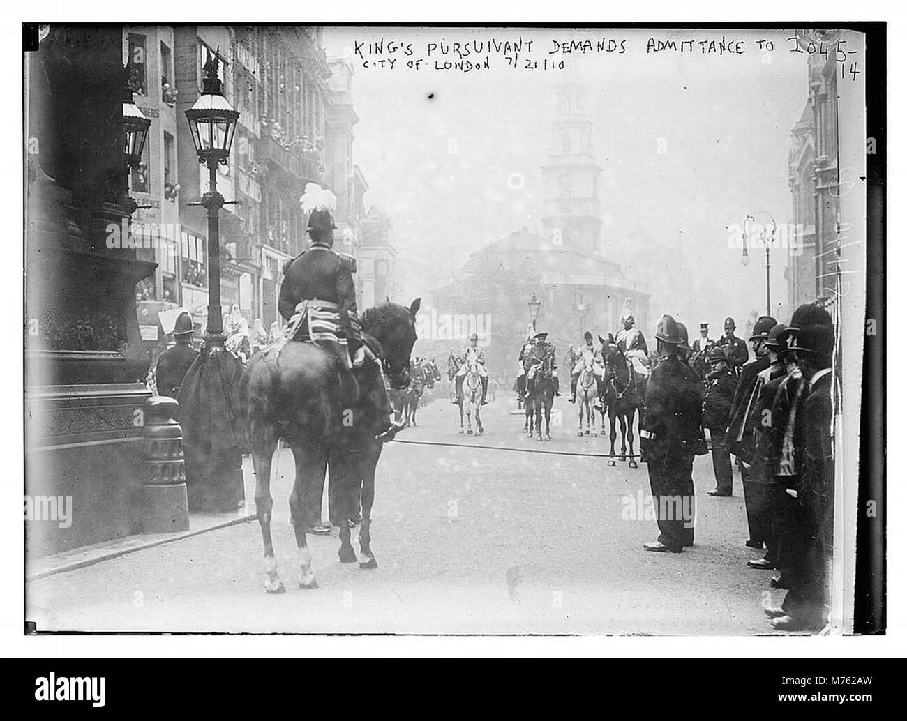 Das Bild zeigt den Pursuivant des Königs, einen königlichen Beamten, der den Eintritt in die Stadt London verlangt. Dieses Ereignis ist mit königlichen Protokollen und Autorität in der historischen Stadt verbunden. Stockfoto