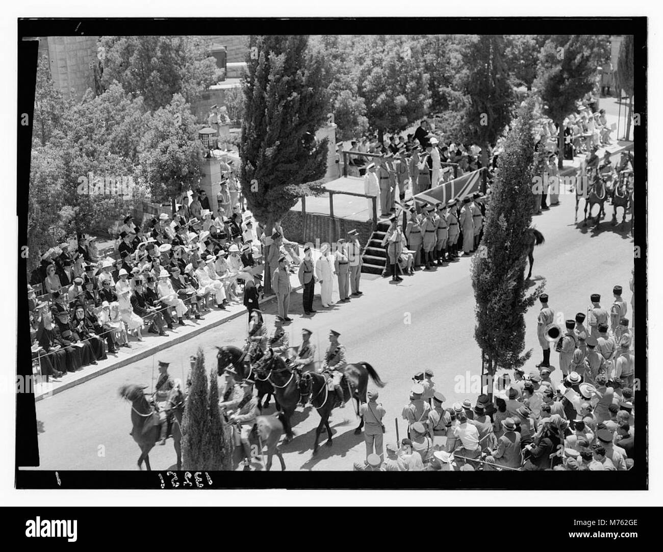 König Georg VI. Führt am 14. Juni 1945 eine Geburtstagsparade und Präsentationen, die die formellen Feierlichkeiten während seiner Herrschaft in Großbritannien der Nachkriegszeit widerspiegeln. Stockfoto