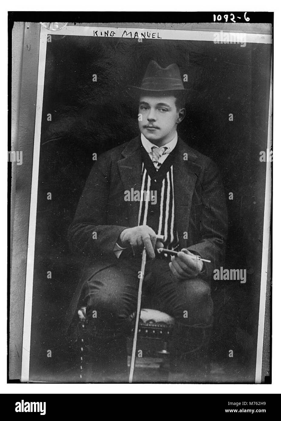 Ein formelles Porträt des Königs Manuel I. von Portugal, sitzend und mit einem Stock gehalten, das seine königliche Kleidung und sein Verhalten zeigt. Stockfoto