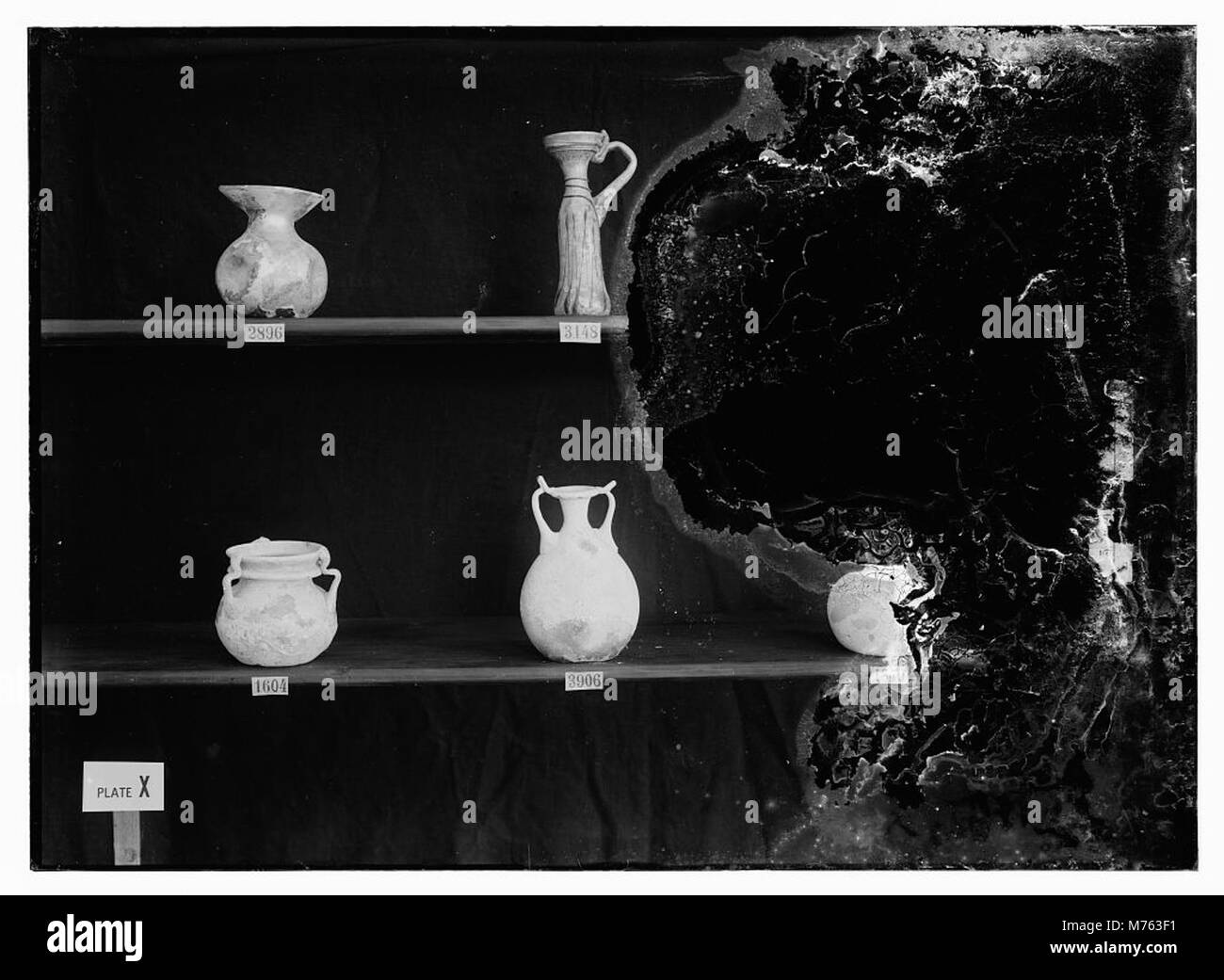 Eine Sammlung antiker Glasgegenstände, die komplexe Handwerkskunst und Design aus verschiedenen historischen Epochen zeigen. Stockfoto