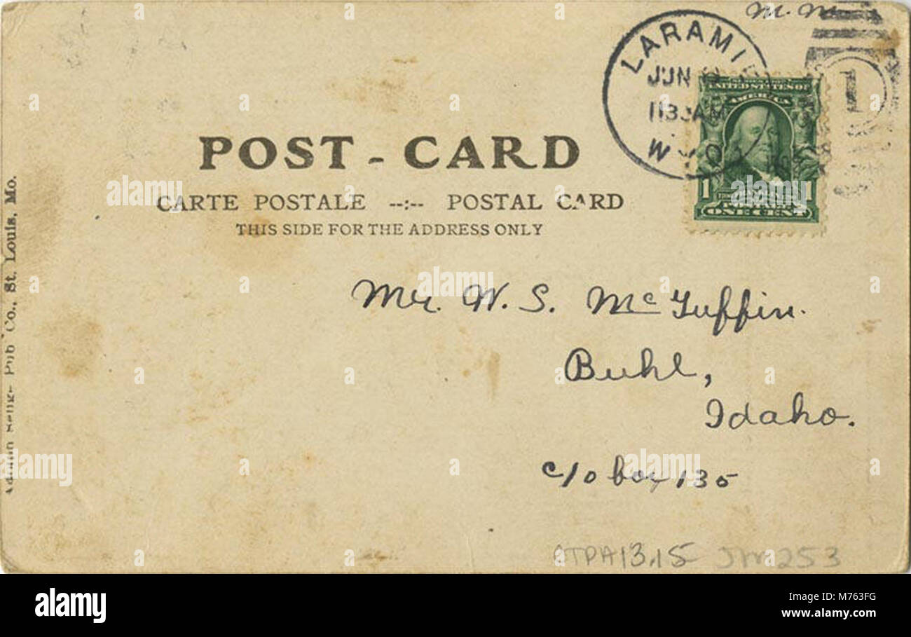 Ein kreatives Bild mit großen Buchstaben mit der Schreibweise „Meet Me at the Post Card Shop“, wobei jeder Brief mit einem Postkartenbild gefüllt ist. Dieses Bildmaterial kombiniert Text und Bilder zu einer einzigartigen visuellen Darstellung. Stockfoto