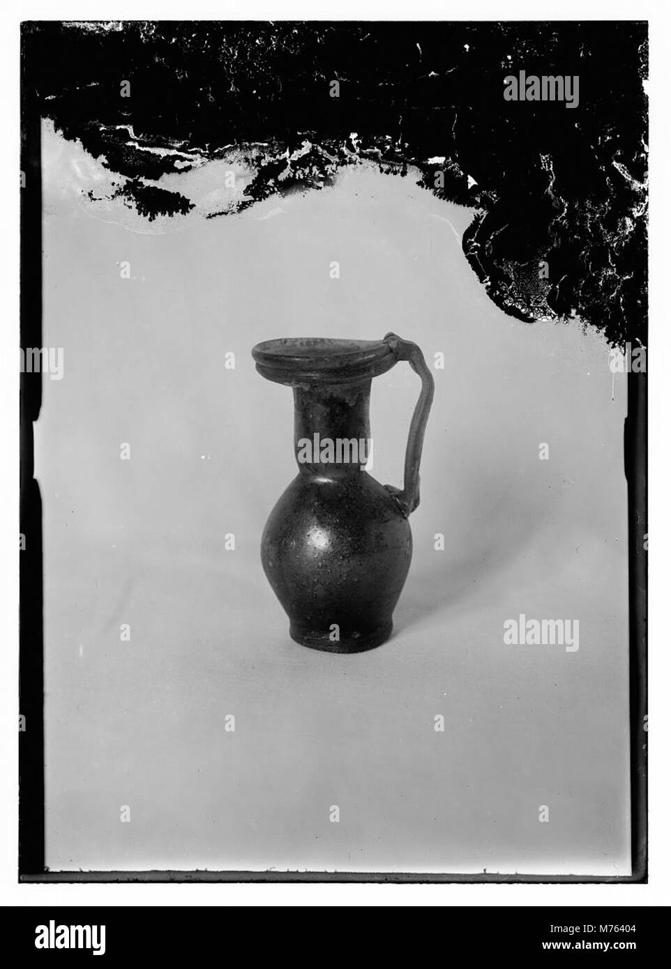 Ein Bild mit antiken Glasgegenständen, das die Handwerkskunst und das Design von Glaswaren aus einer vergangenen Zeit unterstreicht. Diese Stücke repräsentieren historische Glasherstellungstechniken. Stockfoto