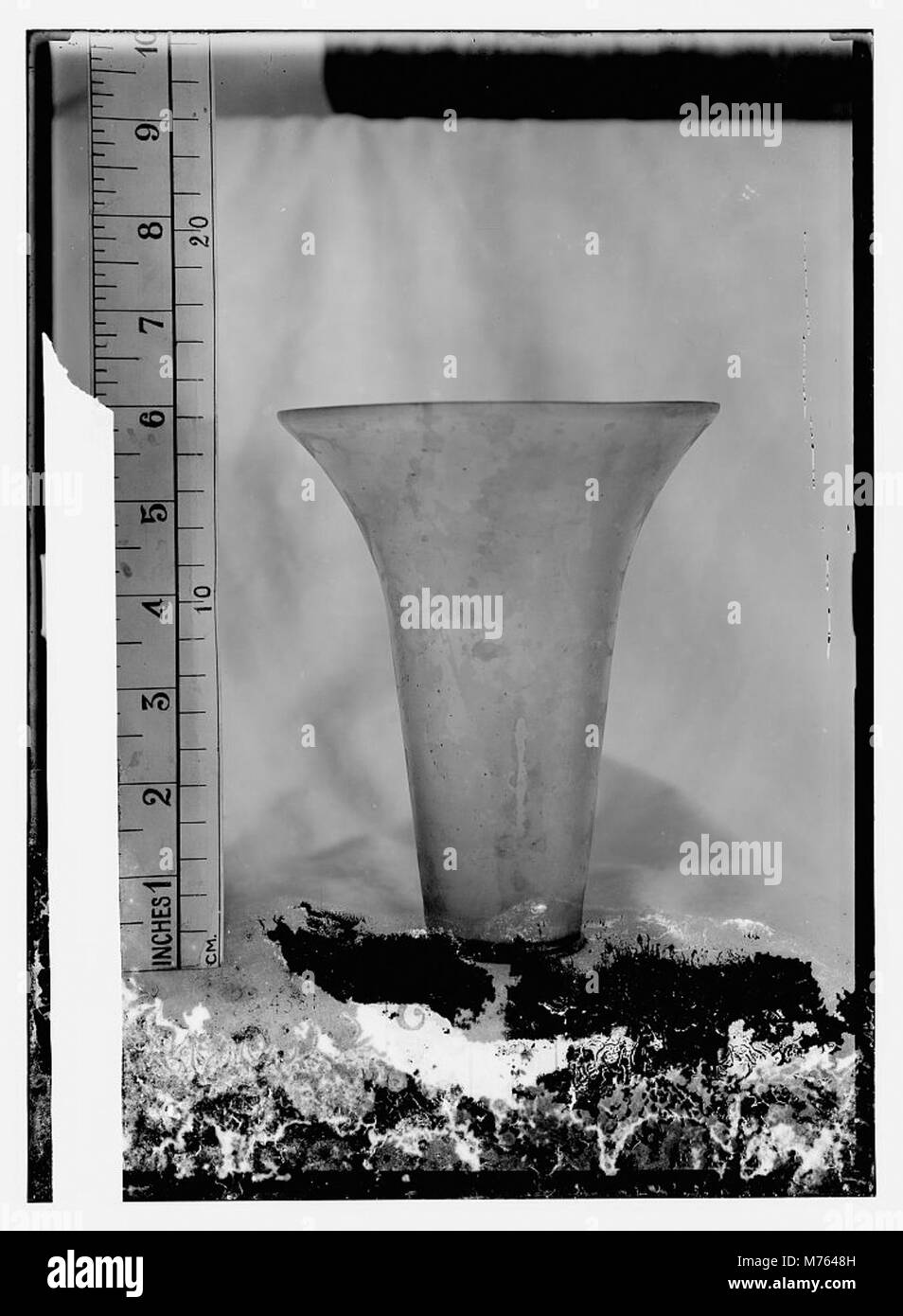 Eine Nahansicht des antiken Glases, die komplizierte Details und historische Handwerkskunst hervorhebt. Stockfoto