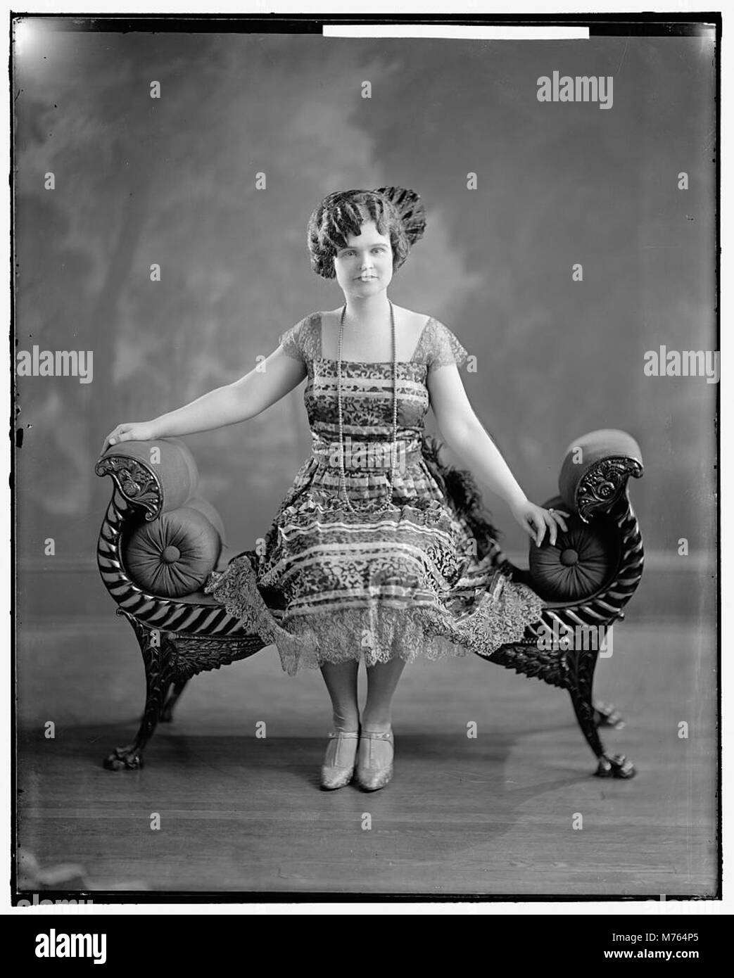 Dieses Porträt zeigt Miss M. K. Little, aufgenommen in einem formalen Stil, der typisch für die Fotografie des 19. Jahrhunderts ist und die sozialen Normen und die Mode dieser Zeit widerspiegelt. Stockfoto