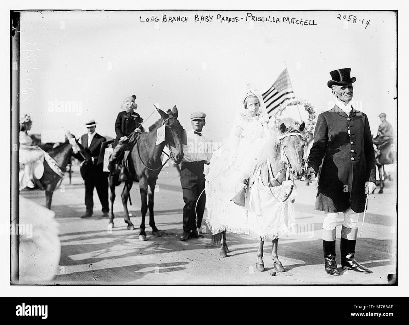 Ein Foto der Long Branch Baby Parade mit Priscilla Mitchell. Diese Veranstaltung beleuchtet die kulturelle Bedeutung der Paraden des frühen 20. Jahrhunderts und die Rolle der Kinder bei Gemeindefeiern. Stockfoto