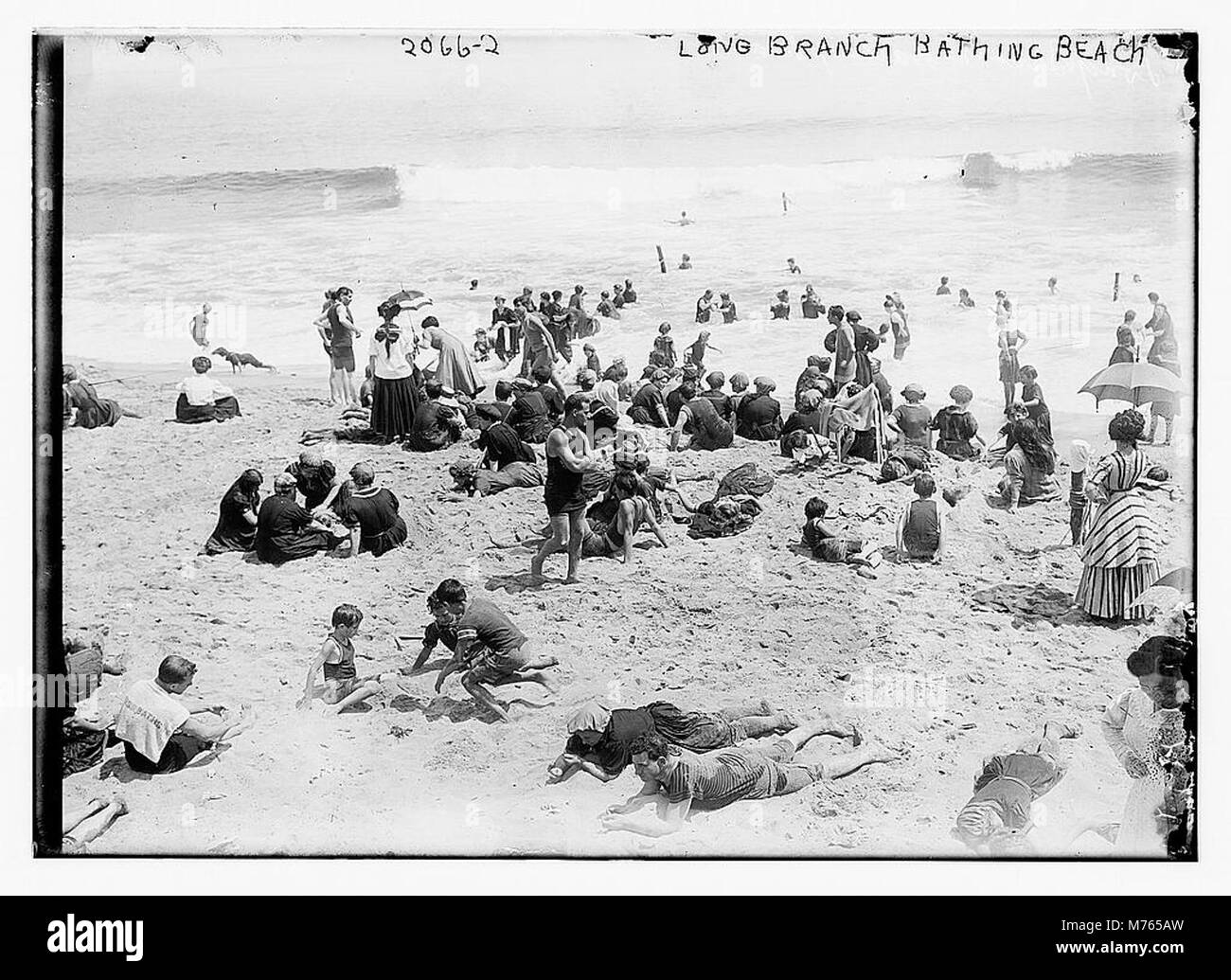 Blick auf Long Branch Bathing Beach, ein beliebtes Strandziel in New Jersey. Das Bild zeigt die Küste und die Menschen, die am Strand Freizeitaktivitäten genießen. Stockfoto