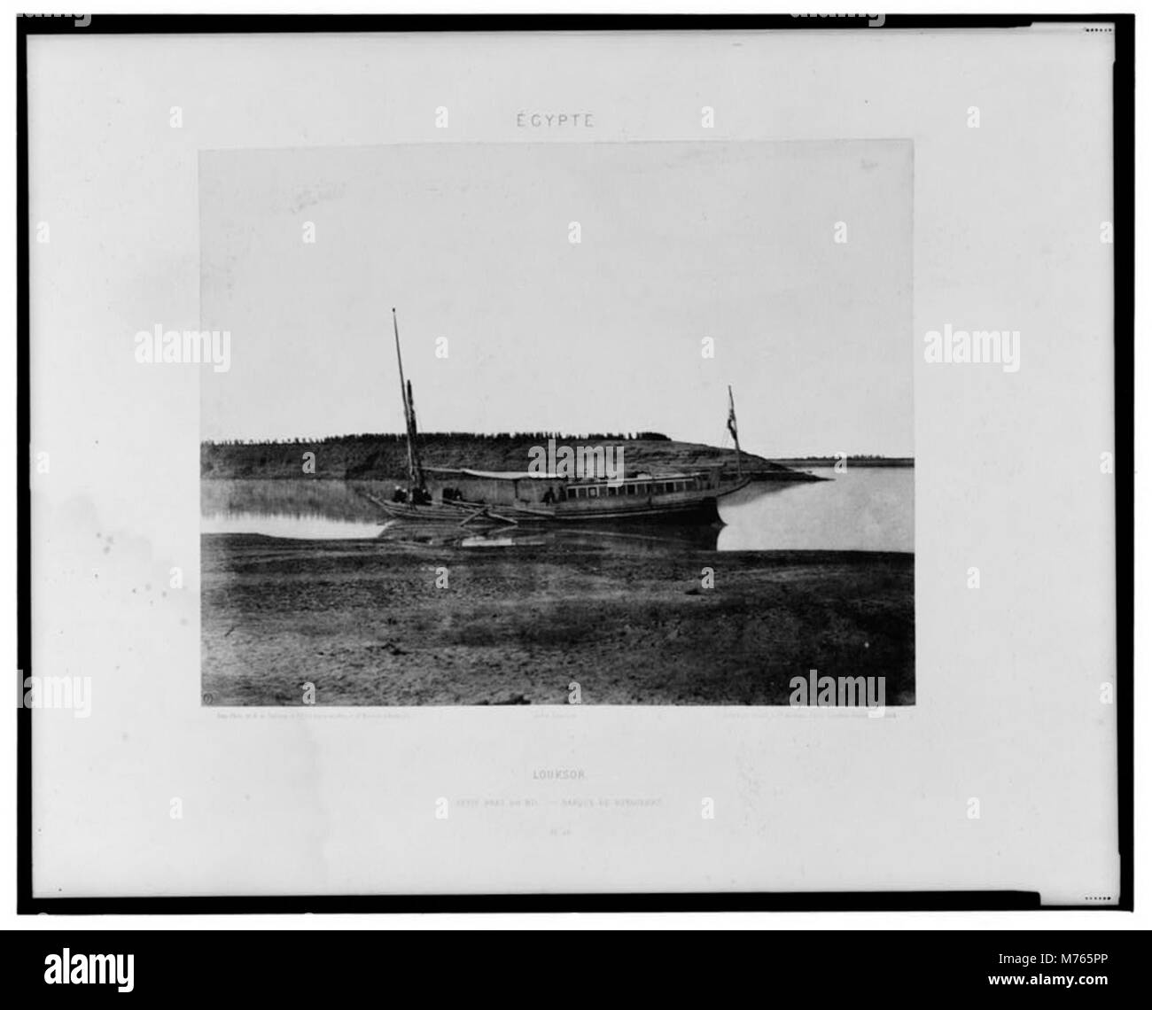 Ein Foto eines kleinen Zweigs des Nils mit einem Passagierboot, das von Félix Teynard aufgenommen und mit LCCN2001695273 identifiziert wurde. Stockfoto