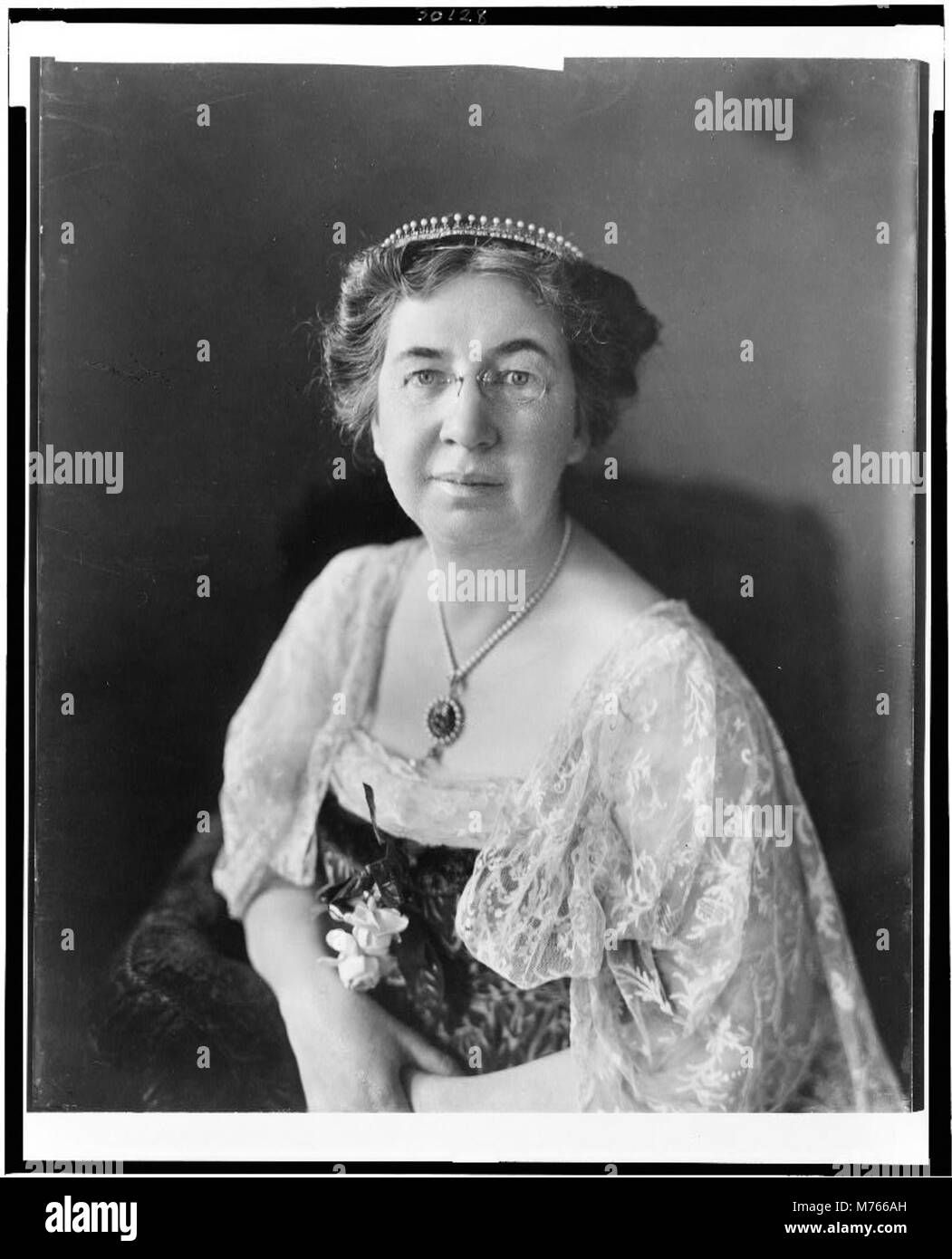 Ein halblanges Porträt von Mabel Hubbard Bell, sitzend und gegenüber dem Betrachter, bietet einen Einblick in den persönlichen Stil und die historische Rolle der prominenten Figur des 19. Jahrhunderts. Stockfoto