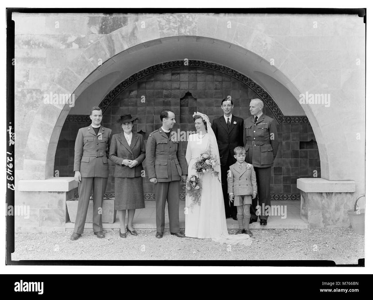 Ein Hochzeitsfoto von MacGillivray und Habberfield, aufgenommen am 17. März 1944, das einen historischen Moment der Zeremonie des Paares in einem formellen Rahmen festhält. Stockfoto