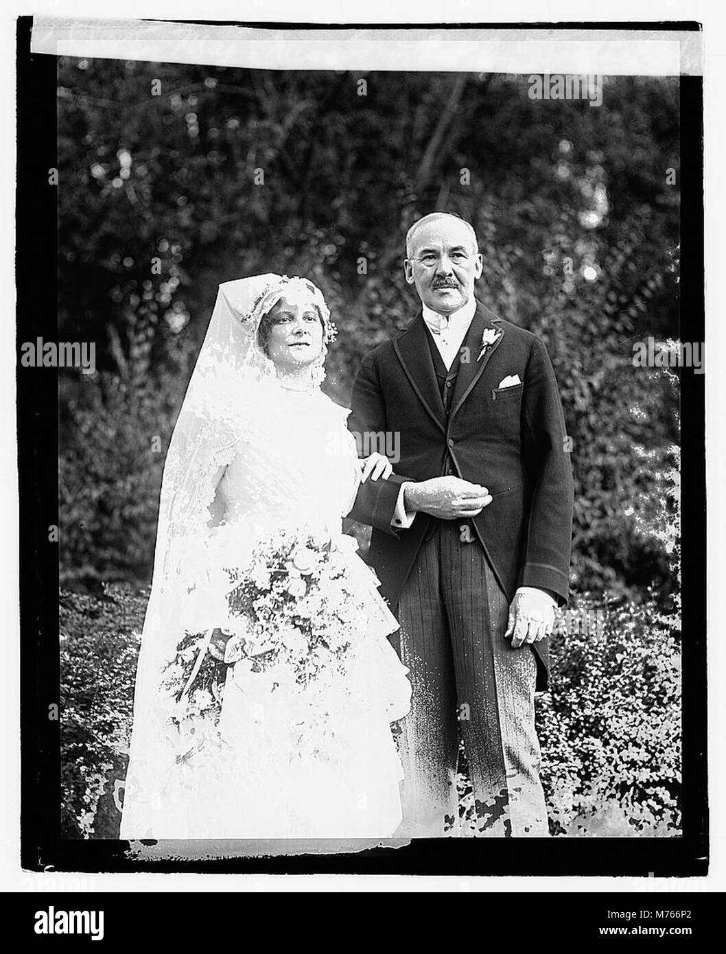 Ein Hochzeitsfoto von Major und Mrs. Geo Oakley Totten, aufgenommen am 22. August 1921. Das Bild fängt den formellen Anlass ein, wahrscheinlich aus einer Hochzeitsfeier im frühen 20. Jahrhundert. Stockfoto