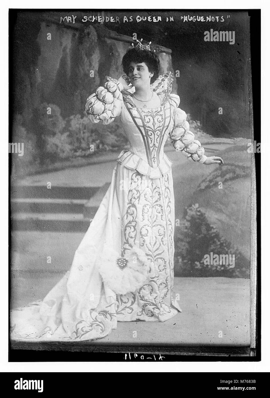 Die Schauspielerin May Scheider stellt die Königin in der Oper Hugenotten dar, eine Schlüsselrolle in der französischen Oper von Giacomo Meyerbeer aus dem 19. Jahrhundert. Stockfoto