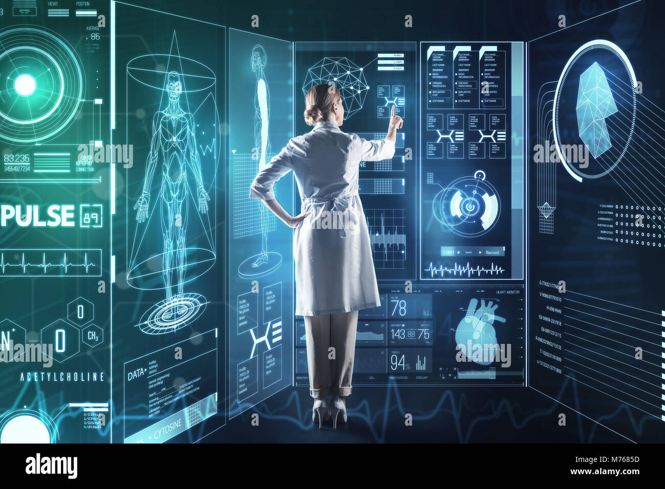 Smart medizinischer Arbeiter mit futuristischen Technologien während ihrer Forschung arbeiten Stockfoto
