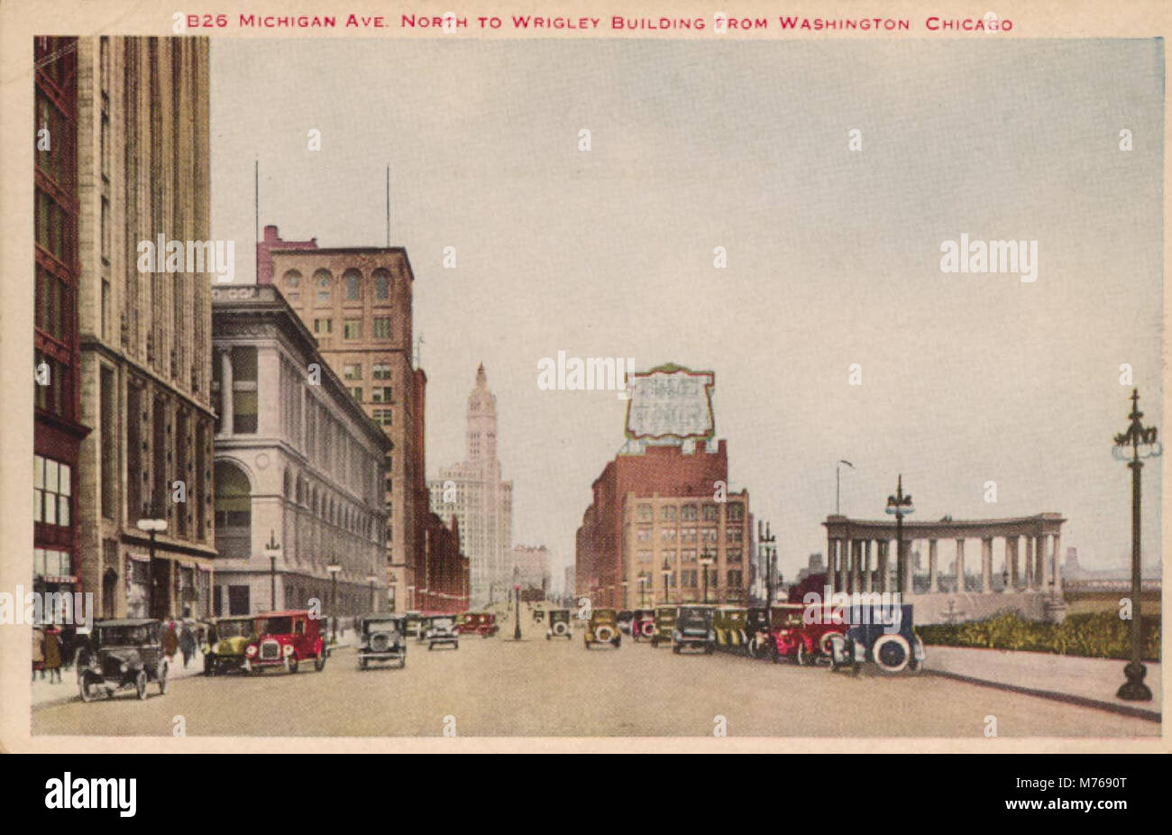 Ein Blick von der Washington Street auf die Michigan Avenue nach Norden und das Wrigley Building, ein berühmtes Wahrzeichen in Chicago. Stockfoto