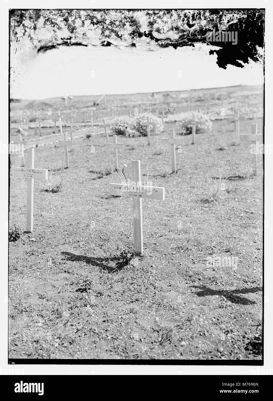 Dieses Foto zeigt einen Militärfriedhof in Palästina, der als feierliche Erinnerung an diejenigen dient, die während militärischer Konflikte in der Region ihr Leben verloren haben. Stockfoto