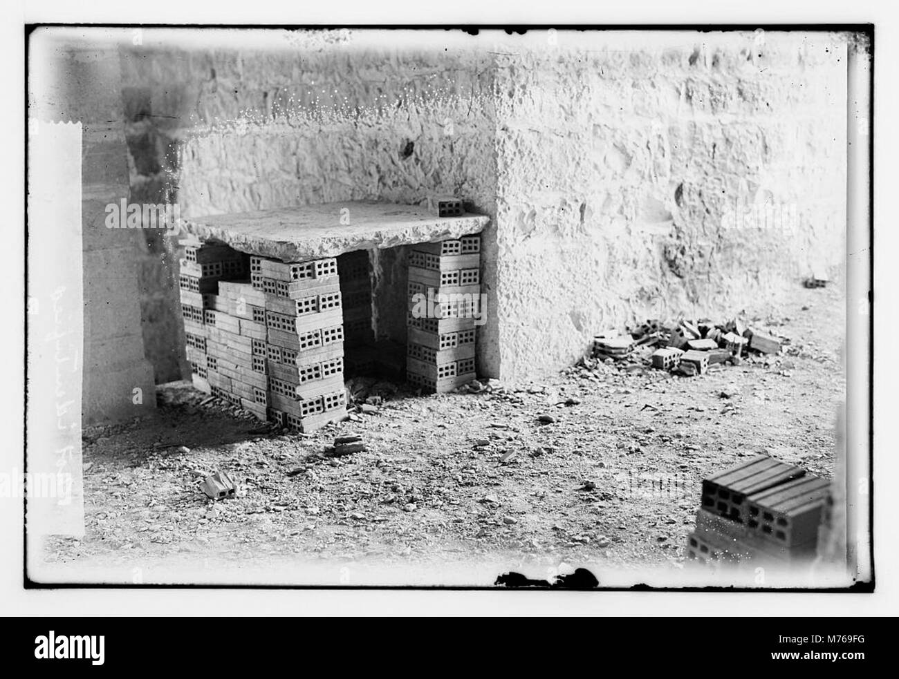 Ein Foto eines Spiegeleffekts, das eine reflektierende Oberfläche und ihr symmetrisches Bild erfasst. Das Bild erforscht wahrscheinlich die visuellen und künstlerischen Qualitäten der Reflexion. Stockfoto